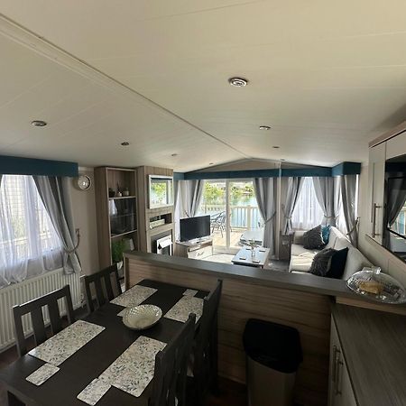 Lakeside Retreat 3 With Hot Tub, Private Fishing Peg Situated At Tattershall Lakes Country Park Экстерьер фото