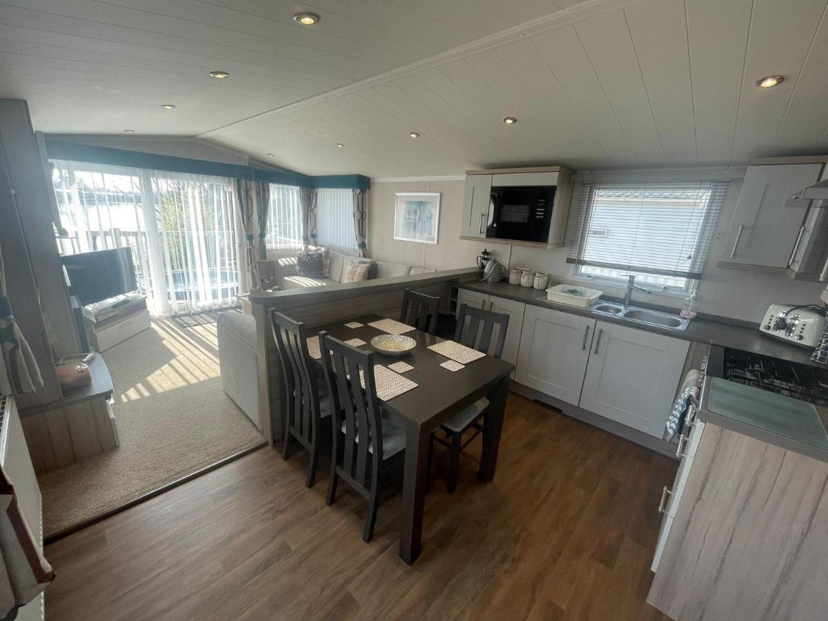 Lakeside Retreat 3 With Hot Tub, Private Fishing Peg Situated At Tattershall Lakes Country Park Экстерьер фото