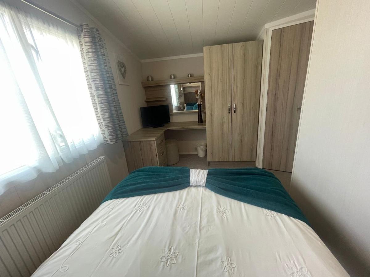 Lakeside Retreat 3 With Hot Tub, Private Fishing Peg Situated At Tattershall Lakes Country Park Экстерьер фото