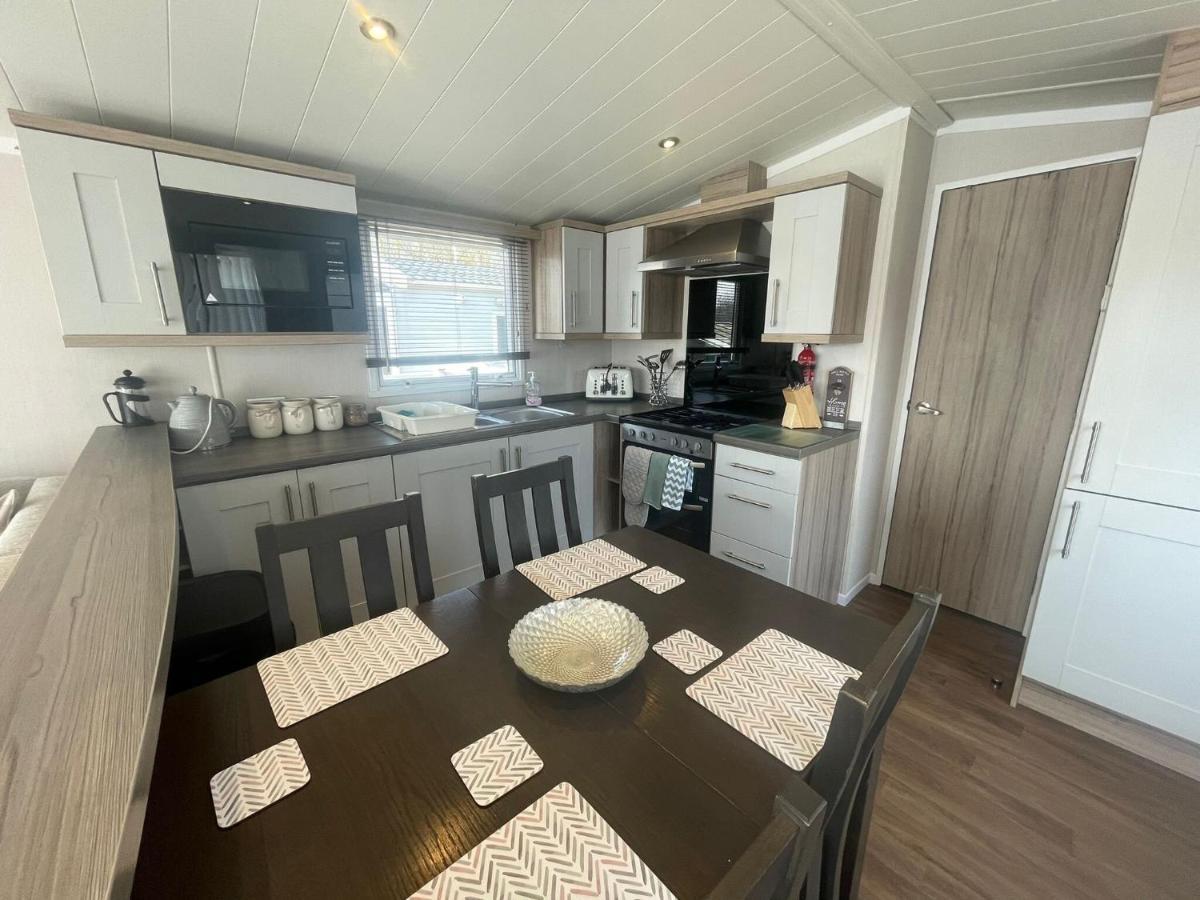 Lakeside Retreat 3 With Hot Tub, Private Fishing Peg Situated At Tattershall Lakes Country Park Экстерьер фото