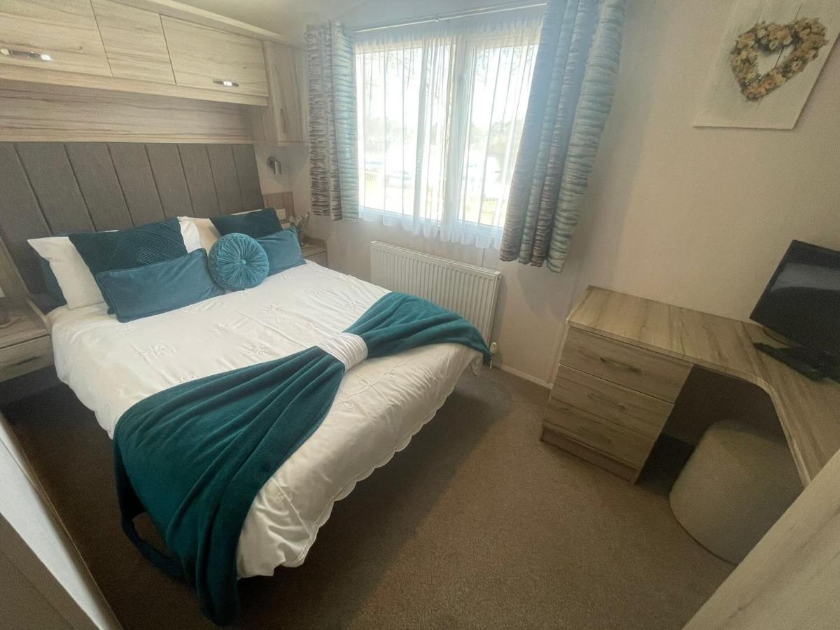 Lakeside Retreat 3 With Hot Tub, Private Fishing Peg Situated At Tattershall Lakes Country Park Экстерьер фото
