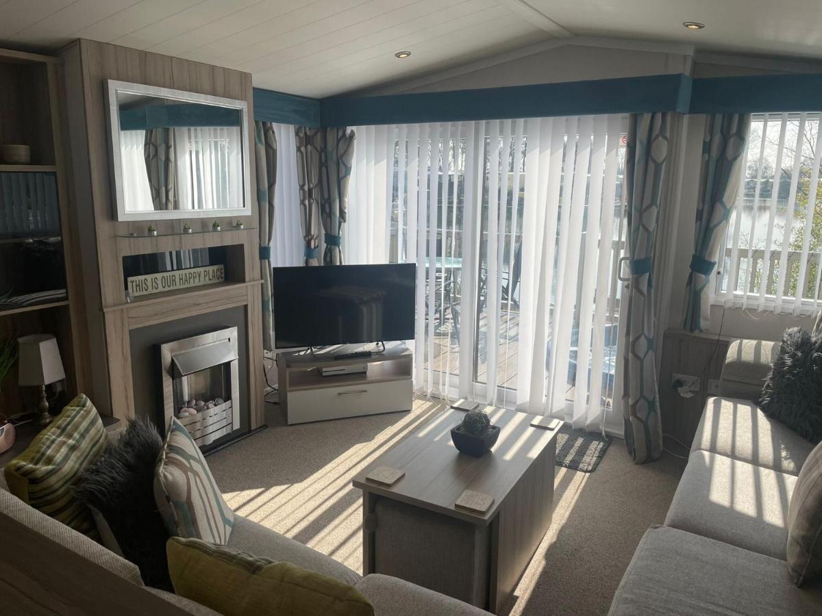 Lakeside Retreat 3 With Hot Tub, Private Fishing Peg Situated At Tattershall Lakes Country Park Экстерьер фото