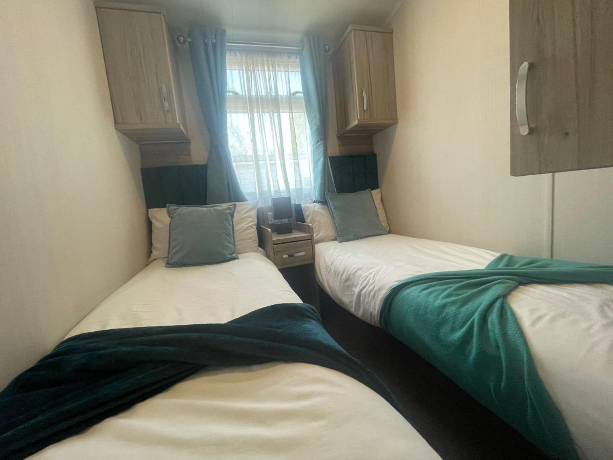 Lakeside Retreat 3 With Hot Tub, Private Fishing Peg Situated At Tattershall Lakes Country Park Экстерьер фото