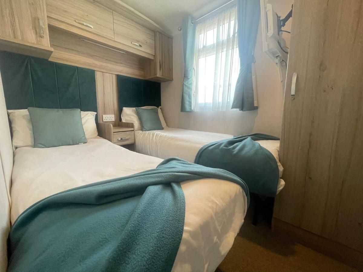 Lakeside Retreat 3 With Hot Tub, Private Fishing Peg Situated At Tattershall Lakes Country Park Экстерьер фото