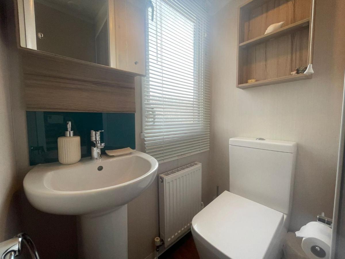 Lakeside Retreat 3 With Hot Tub, Private Fishing Peg Situated At Tattershall Lakes Country Park Экстерьер фото