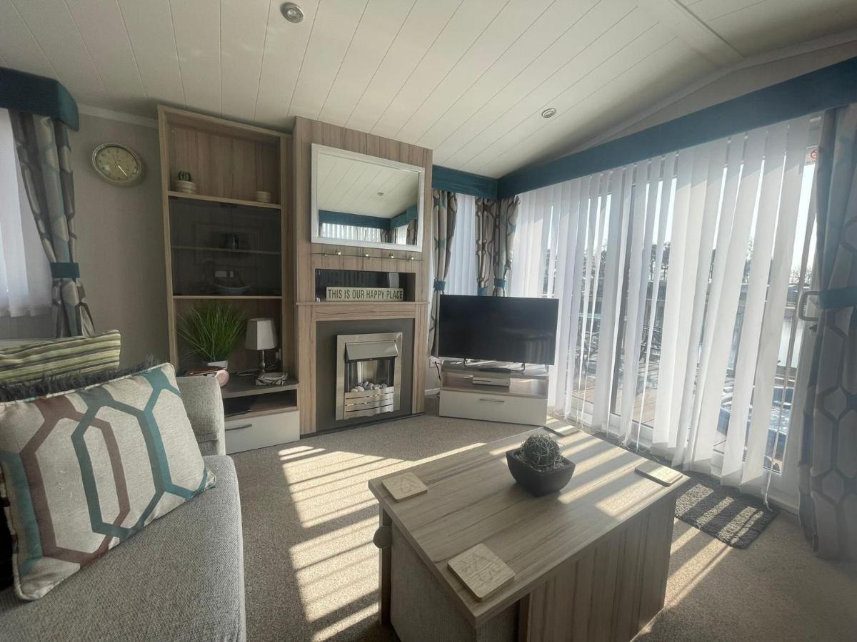 Lakeside Retreat 3 With Hot Tub, Private Fishing Peg Situated At Tattershall Lakes Country Park Экстерьер фото
