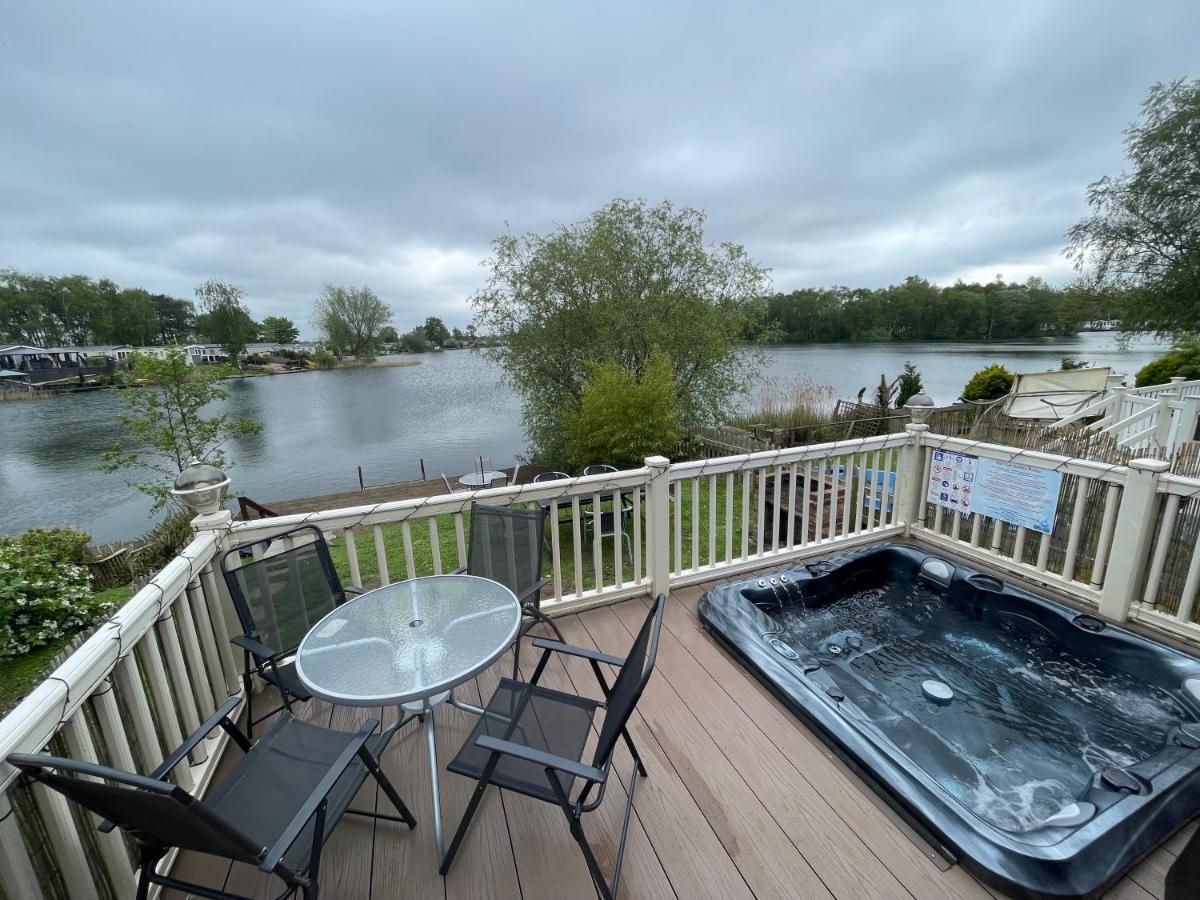Lakeside Retreat 3 With Hot Tub, Private Fishing Peg Situated At Tattershall Lakes Country Park Экстерьер фото