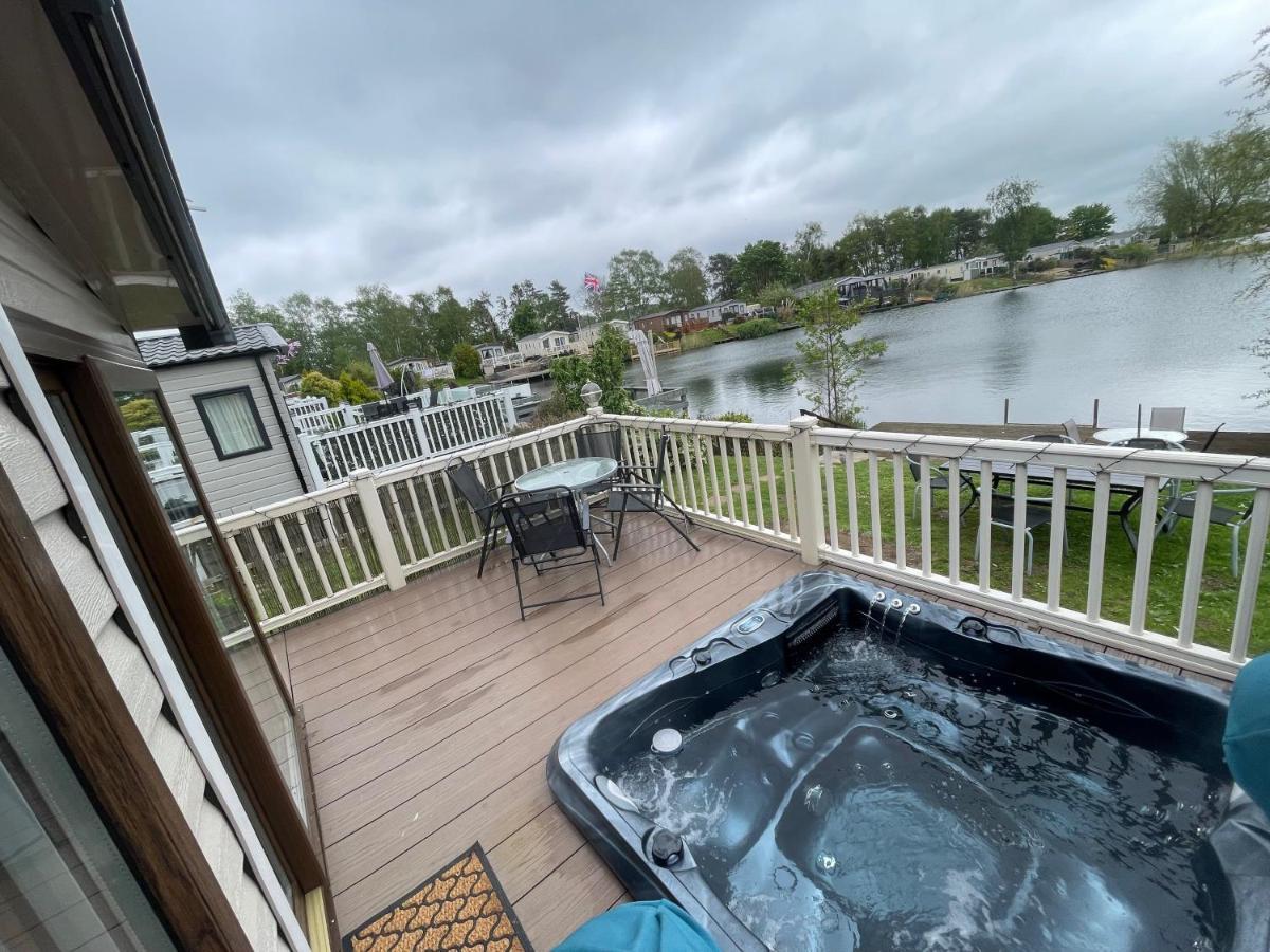 Lakeside Retreat 3 With Hot Tub, Private Fishing Peg Situated At Tattershall Lakes Country Park Экстерьер фото